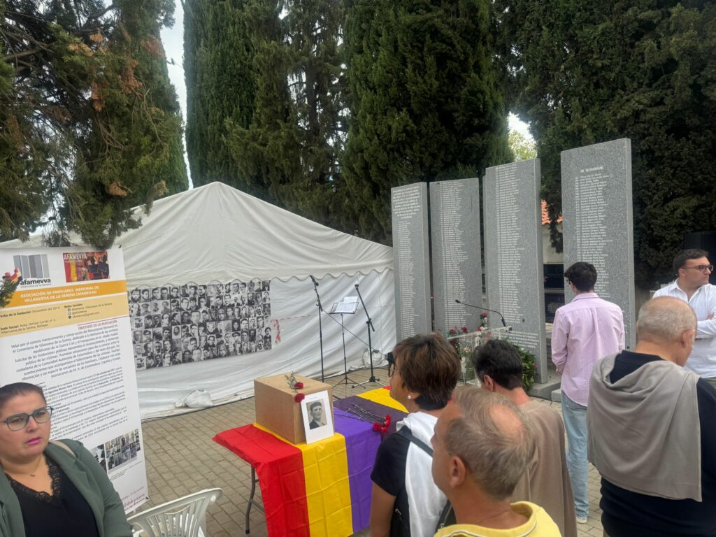 Ana Belén Fernández asiste al acto de homenaje a las víctimas del franquismo organizado por  AFAMEVVA en la que se entregaron a sus familiares los restos de dos personas represaliadas